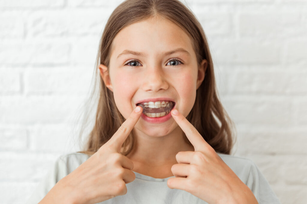 DentiQue Stomatologia Wrocław attractive little girl shows index fingers myofunc 2025 01 08 09 24 38 utc